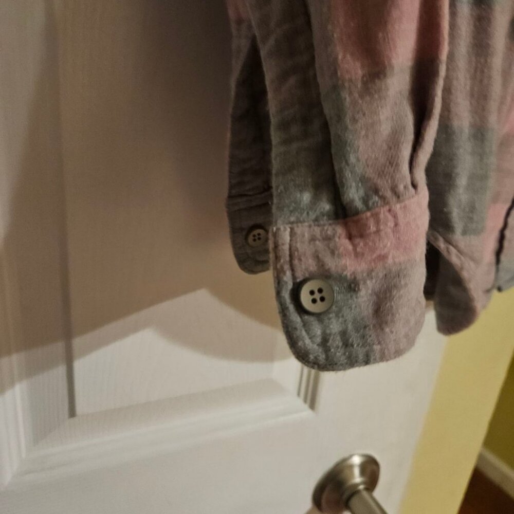 Faherty women's pink and gray reversible flannel shirt - Picture 7 of 7